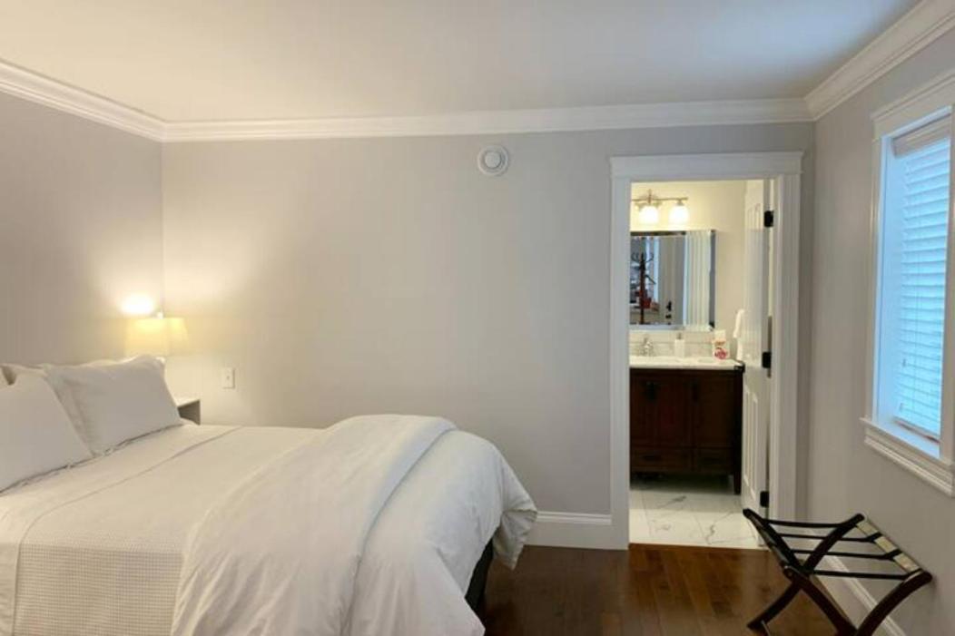 The Red House Fredericton Bed & Breakfast Room photo